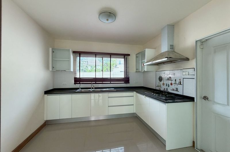 Selling a used detached house in Sriracha. Excellent location, quality project, Magnolia Village.