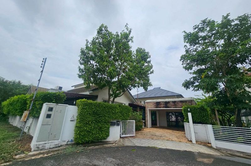 Detached house in Chonburi, prime location near shopping malls, schools, and markets, in the Bangsaen Mahanakhon project.