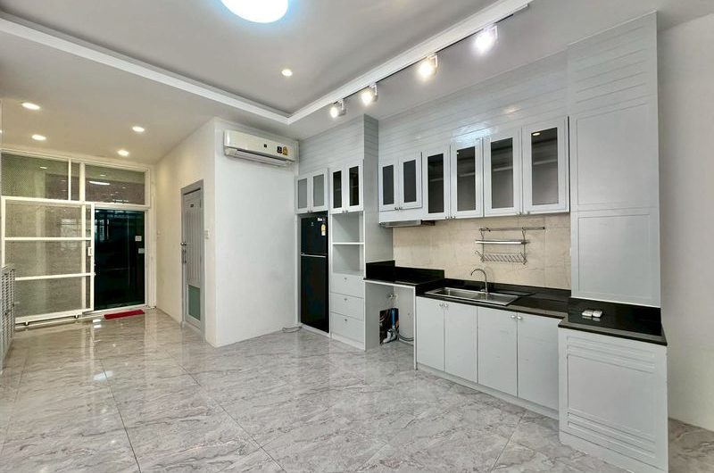 Office space for rent in Sriracha, prime business location, near restaurants and banks.