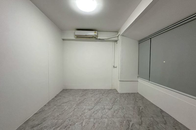Office space for rent in Sriracha, prime business location, near restaurants and banks.