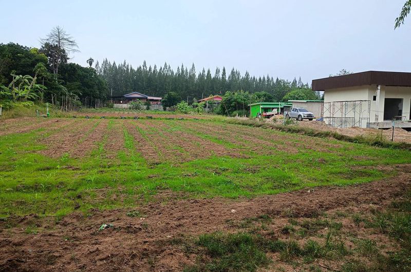 Land for sale next to a mountain, beautiful plot, excellent atmosphere, Bowin area, Sriracha, Chonburi.