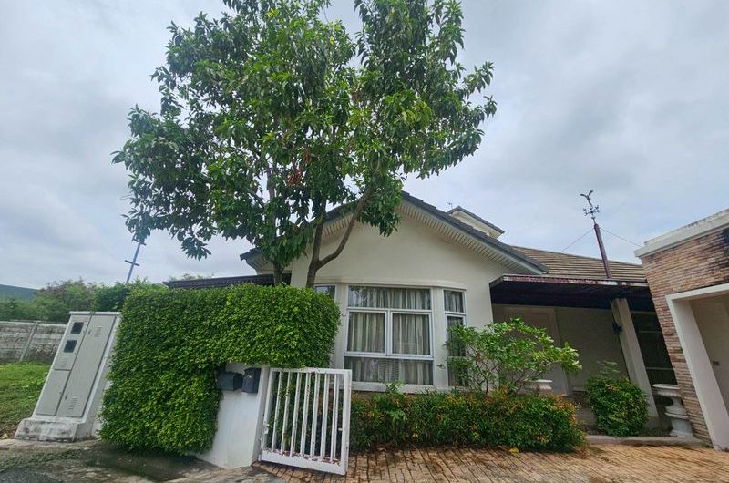 Detached house in Chonburi, prime location near shopping malls, schools, and markets, in the Bangsaen Mahanakhon project.