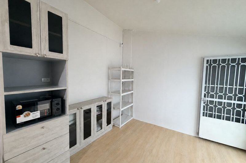 Office space for rent in Sriracha, prime business location, near restaurants and banks.