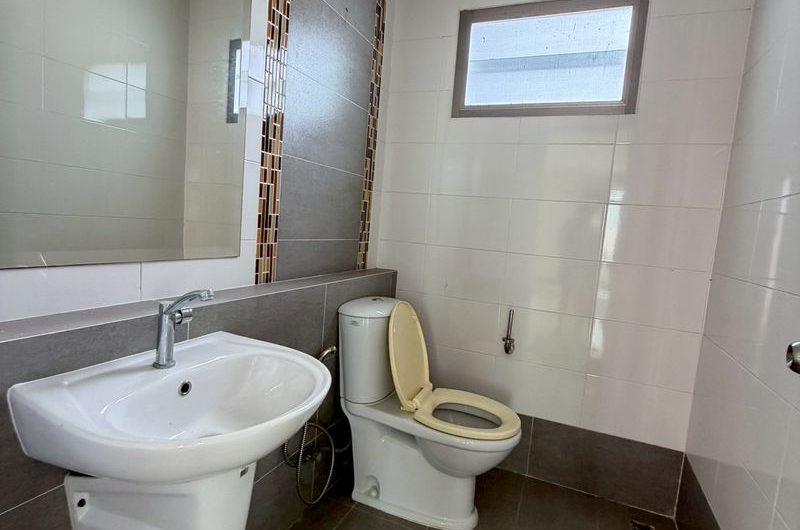 Selling a used detached house in Sriracha. Excellent location, quality project, Magnolia Village.