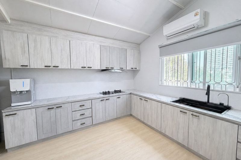 Office space for rent in Sriracha, prime business location, near restaurants and banks.