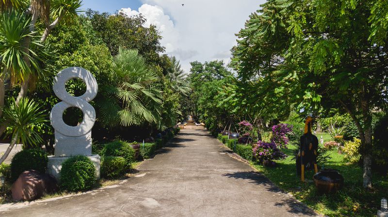 Luxurious mansion with beautiful gardens and a resort-like atmosphere, located on the Chak Kho-Nong Kham road.