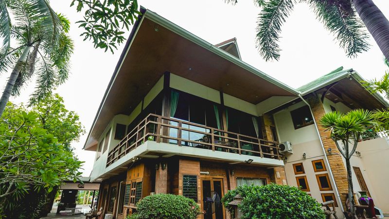 Luxurious mansion with beautiful gardens and a resort-like atmosphere, located on the Chak Kho-Nong Kham road.