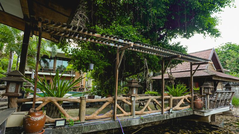Luxurious mansion with beautiful gardens and a resort-like atmosphere, located on the Chak Kho-Nong Kham road.