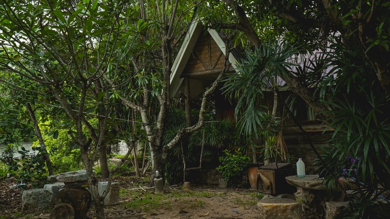 Luxurious mansion with beautiful gardens and a resort-like atmosphere, located on the Chak Kho-Nong Kham road.