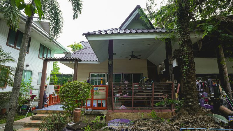 Luxurious mansion with beautiful gardens and a resort-like atmosphere, located on the Chak Kho-Nong Kham road.