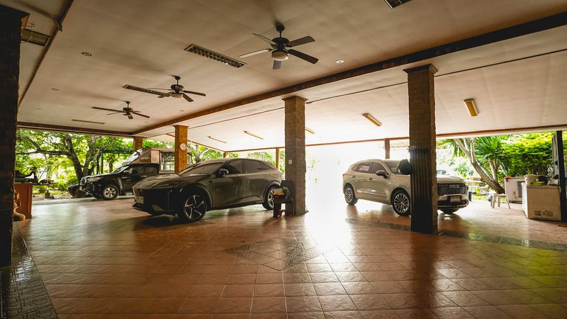Luxurious mansion with beautiful gardens and a resort-like atmosphere, located on the Chak Kho-Nong Kham road.