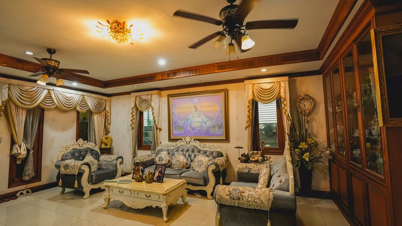 Luxurious mansion with beautiful gardens and a resort-like atmosphere, located on the Chak Kho-Nong Kham road.
