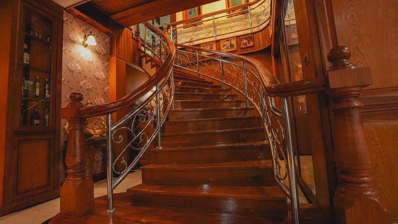 Luxurious mansion with beautiful gardens and a resort-like atmosphere, located on the Chak Kho-Nong Kham road.
