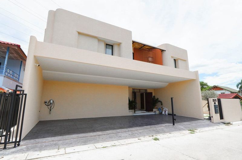 Luxurious minimalist-style pool villa in Sriracha, with private swimming pool, near G Condo.
