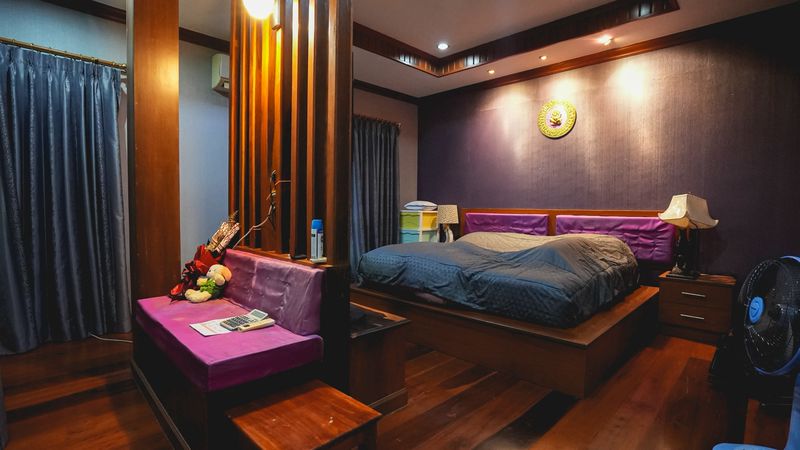 Luxurious mansion with beautiful gardens and a resort-like atmosphere, located on the Chak Kho-Nong Kham road.
