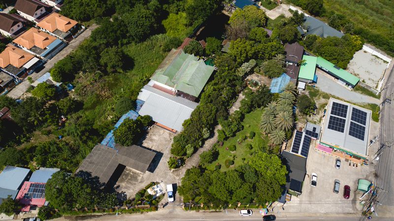 Luxurious mansion with beautiful gardens and a resort-like atmosphere, located on the Chak Kho-Nong Kham road.