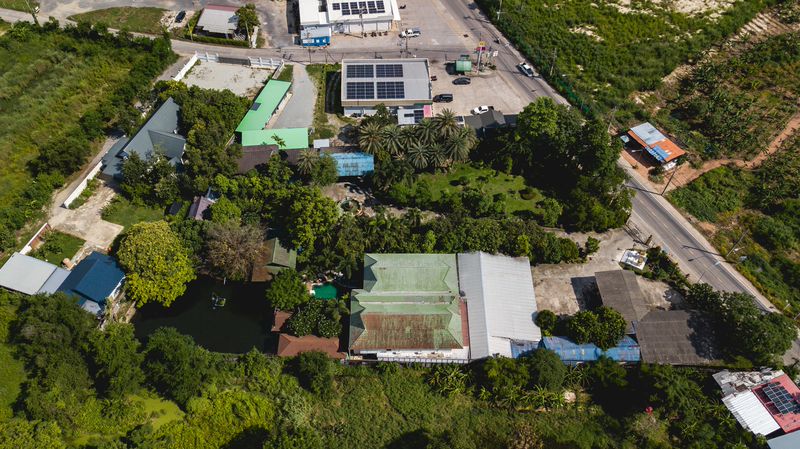 Luxurious mansion with beautiful gardens and a resort-like atmosphere, located on the Chak Kho-Nong Kham road.