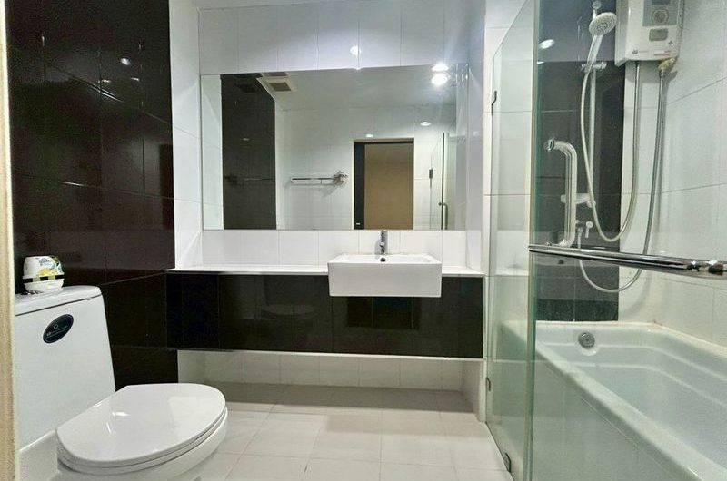 Ready-to-move-in condo for sale, Ladda Condo Ville, Sriracha. Attractive price!