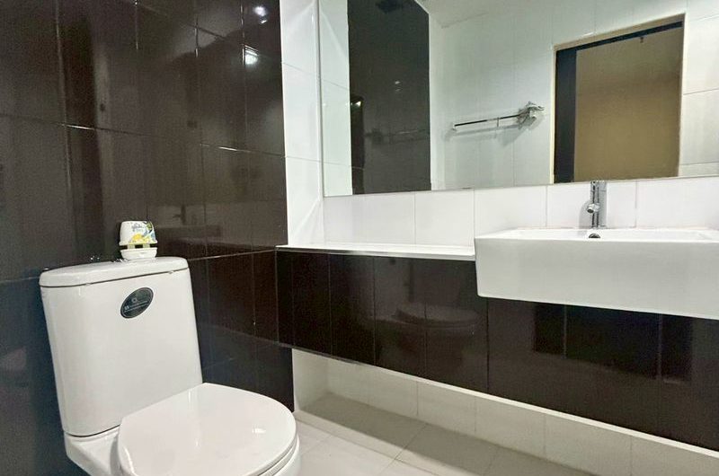 Ready-to-move-in condo for sale, Ladda Condo Ville, Sriracha. Attractive price!