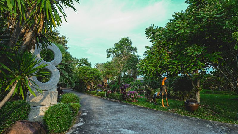 Luxurious mansion with beautiful gardens and a resort-like atmosphere, located on the Chak Kho-Nong Kham road.
