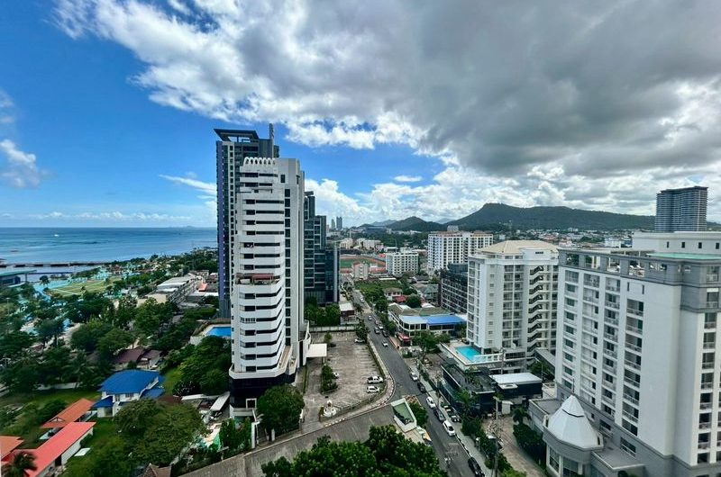Ready-to-move-in condo for sale, Ladda Condo Ville, Sriracha. Attractive price!