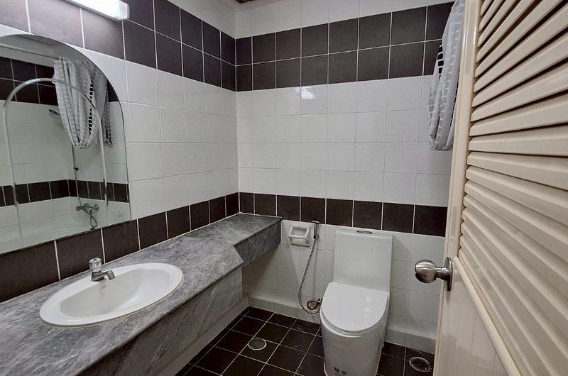 Selling quality Sriracha Bay View condos in the heart of Sriracha city, a vibrant community area.