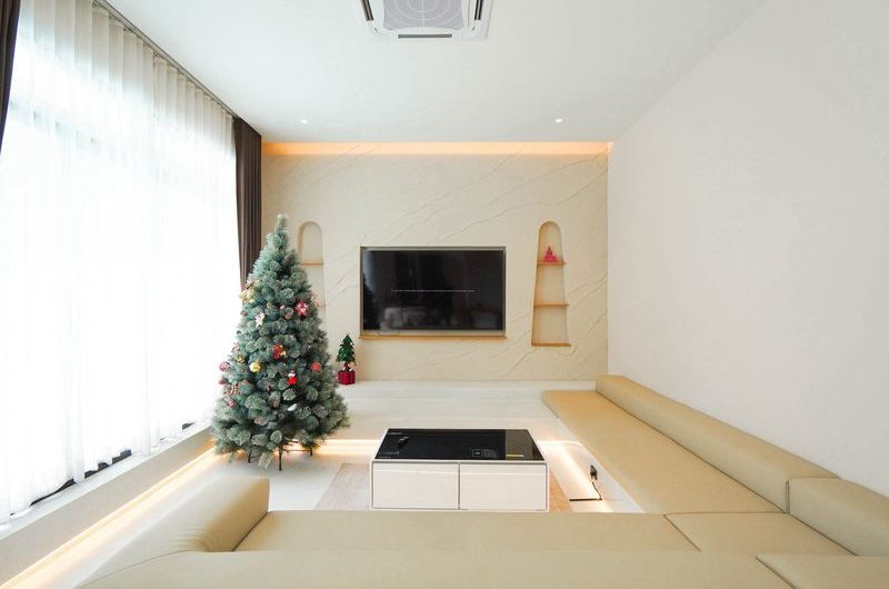 Luxurious minimalist-style pool villa in Sriracha, with private swimming pool, near G Condo.