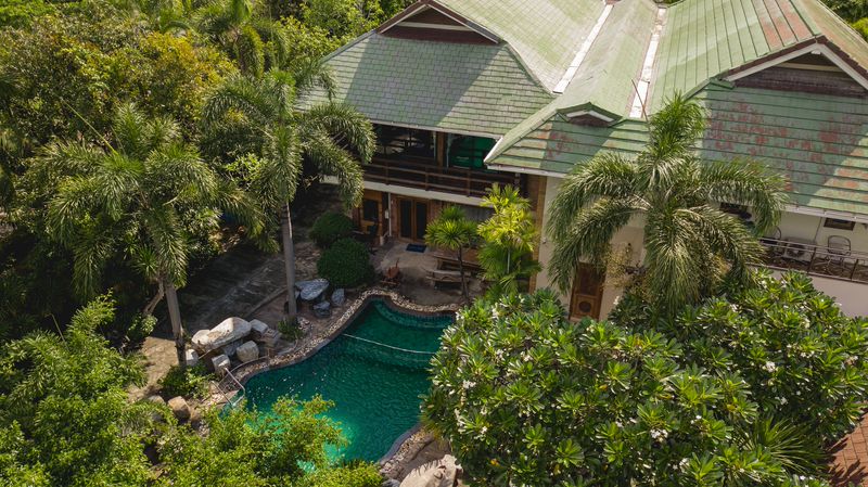 Luxurious mansion with beautiful gardens and a resort-like atmosphere, located on the Chak Kho-Nong Kham road.