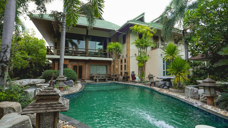 Luxurious mansion with beautiful gardens and a resort-like atmosphere, located on the Chak Kho-Nong Kham road.
