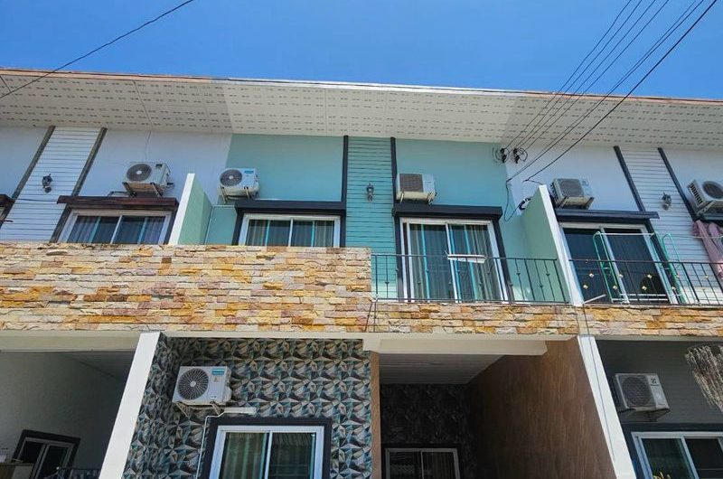 ขายทาวน์เฮ้าส์ 2 ชั้น รีโนเวทใหม่ พร้อมเข้าอยู่ ซอยวังหิน ศรีราชา