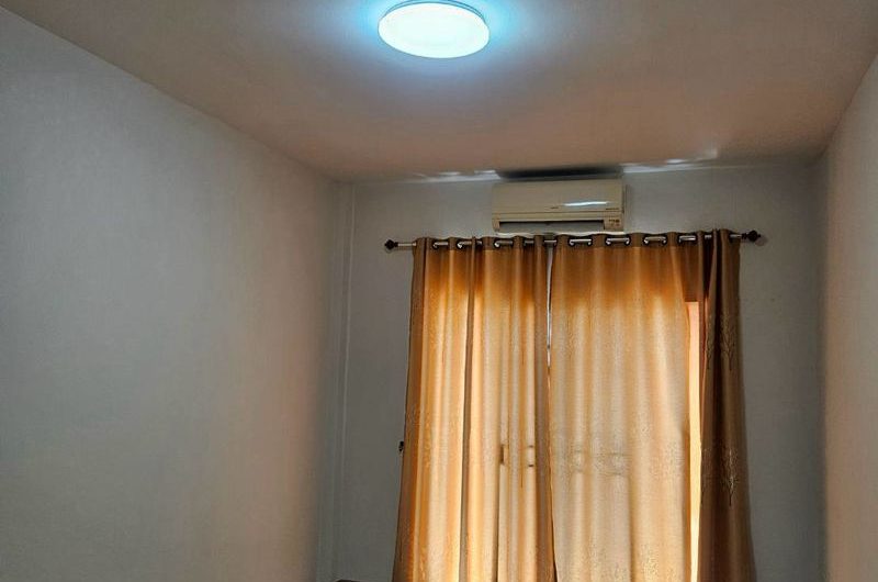 ขายทาวน์เฮ้าส์ 2 ชั้น รีโนเวทใหม่ พร้อมเข้าอยู่ ซอยวังหิน ศรีราชา
