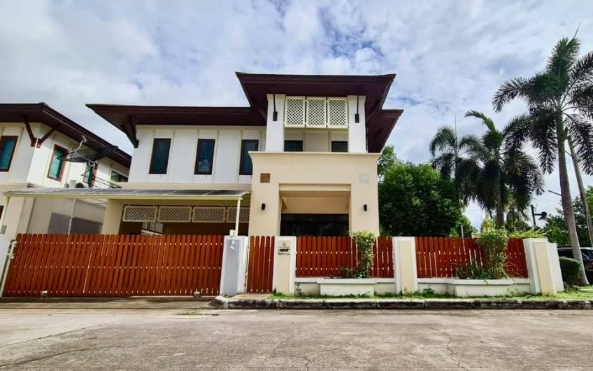 Detached house for rent in Paveenwan Village, Si Racha. Corner unit, pleasant atmosphere, and inviting.