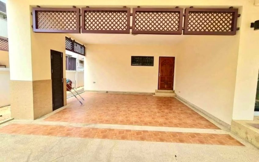 Detached house for rent in Paveenwan Village, Si Racha. Corner unit, pleasant atmosphere, and inviting.