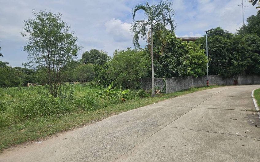 Land for sale in a prime location in Si Racha, Chonburi; situated right by the edge of Bang Phra Reservoir with a natural view.