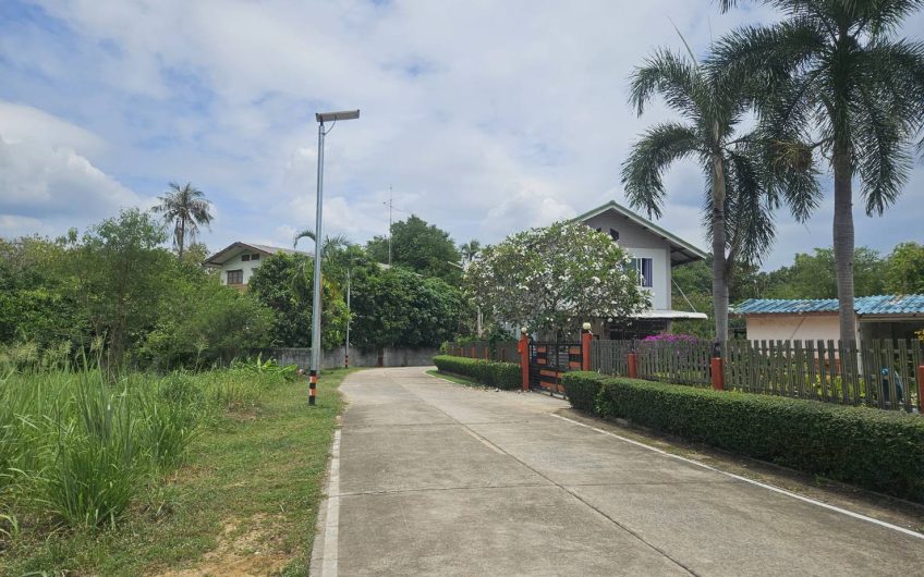 Land for sale in a prime location in Si Racha, Chonburi; situated right by the edge of Bang Phra Reservoir with a natural view.