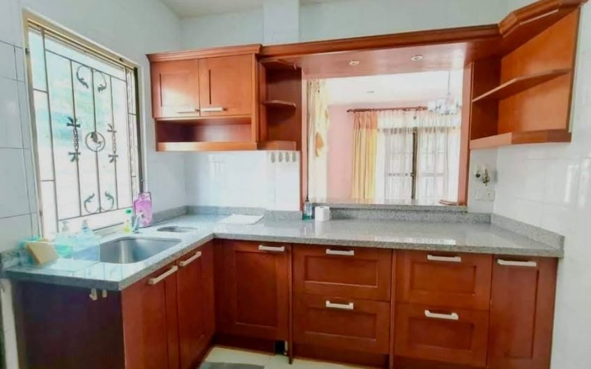 Detached house for rent in Paveenwan Village, Si Racha. Corner unit, pleasant atmosphere, and inviting.