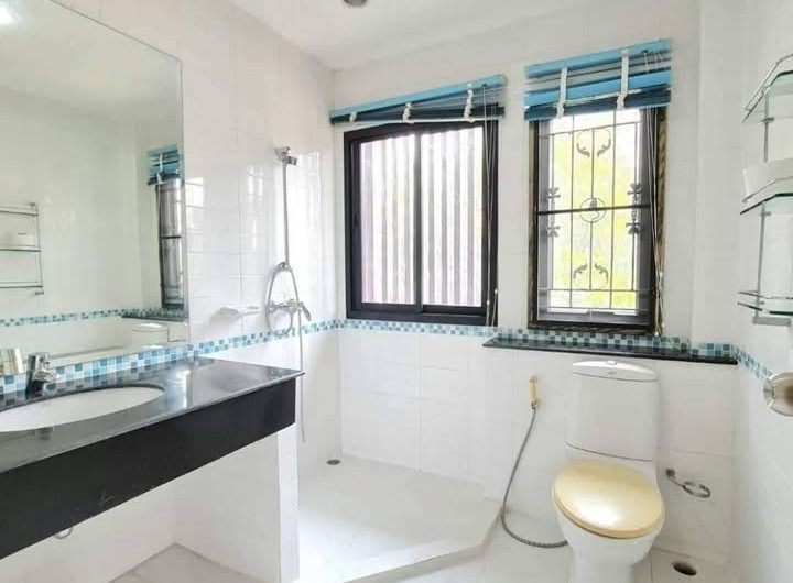 Detached house for rent in Paveenwan Village, Si Racha. Corner unit, pleasant atmosphere, and inviting.