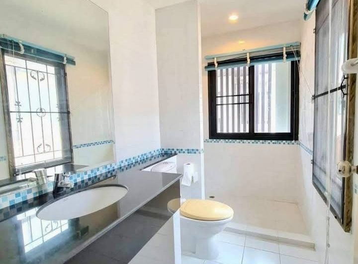 Detached house for rent in Paveenwan Village, Si Racha. Corner unit, pleasant atmosphere, and inviting.