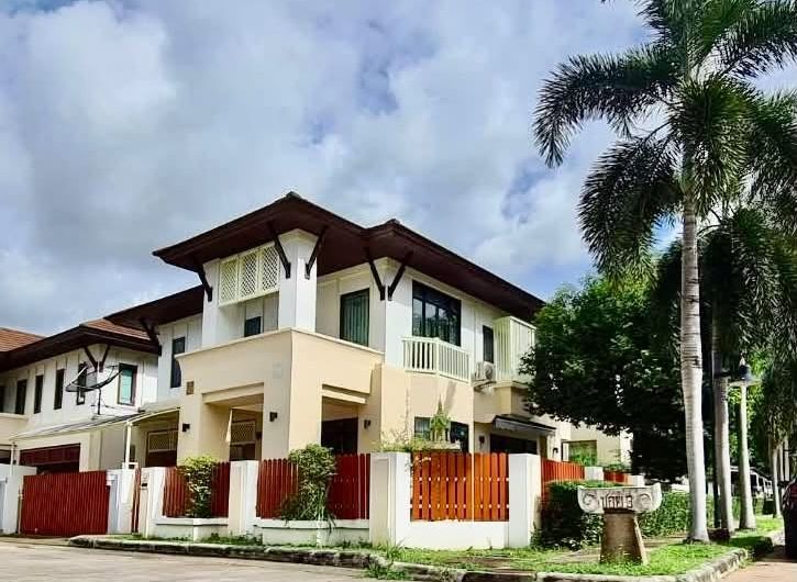 Detached house for rent in Paveenwan Village, Si Racha. Corner unit, pleasant atmosphere, and inviting.