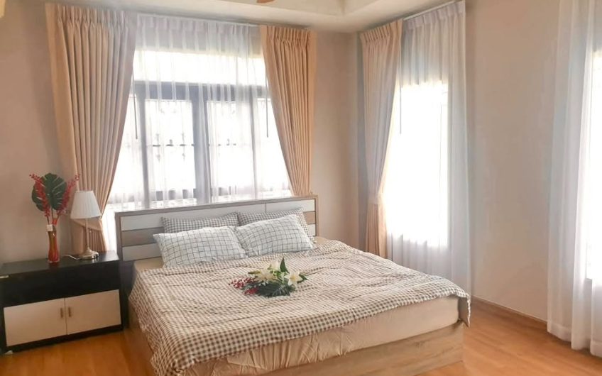 Detached house for rent in Paveenwan Village, Si Racha. Corner unit, pleasant atmosphere, and inviting.