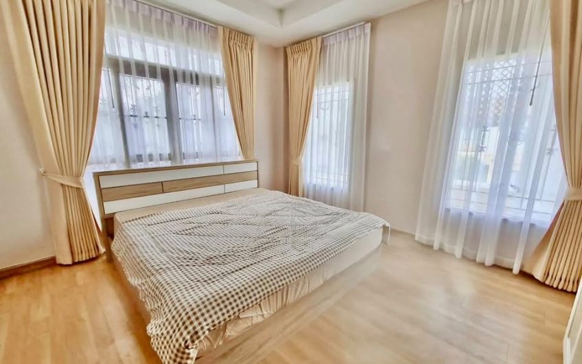 Detached house for rent in Paveenwan Village, Si Racha. Corner unit, pleasant atmosphere, and inviting.