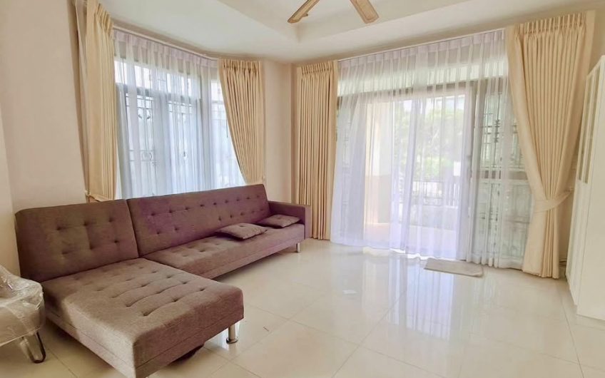 Detached house for rent in Paveenwan Village, Si Racha. Corner unit, pleasant atmosphere, and inviting.