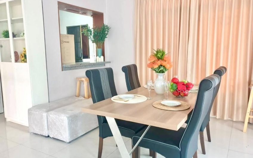Detached house for rent in Paveenwan Village, Si Racha. Corner unit, pleasant atmosphere, and inviting.