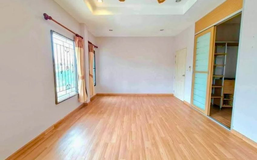 Detached house for rent in Paveenwan Village, Si Racha. Corner unit, pleasant atmosphere, and inviting.