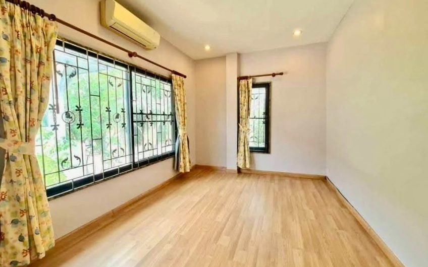 Detached house for rent in Paveenwan Village, Si Racha. Corner unit, pleasant atmosphere, and inviting.