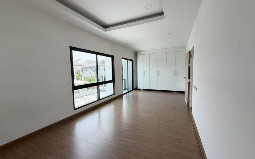 2-story detached house for sale in a desirable location: Maneerin Privacy Village, Si Racha, Chonburi.