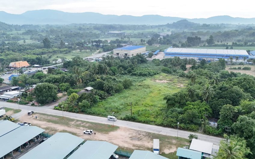 Land for sale in Si Racha, located in the Noen Tong area (Nong Kham)  suitable for building a house or for investment.