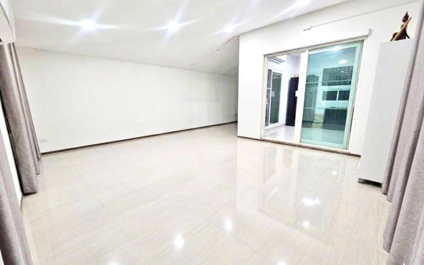 Resale detached house in Si Racha, Village Park project-desirable location with convenient access.