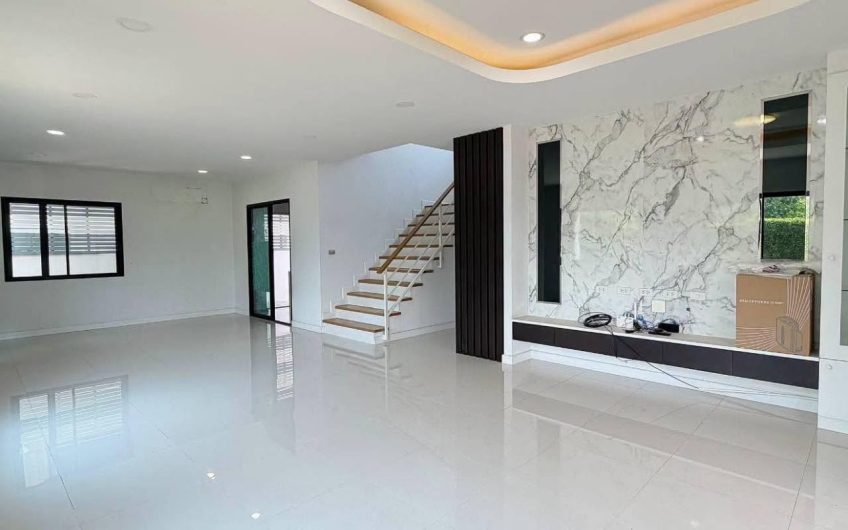 2-story detached house for sale in a desirable location: Maneerin Privacy Village, Si Racha, Chonburi.