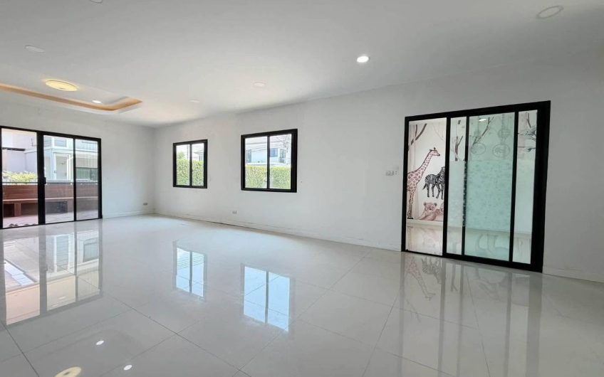 2-story detached house for sale in a desirable location: Maneerin Privacy Village, Si Racha, Chonburi.